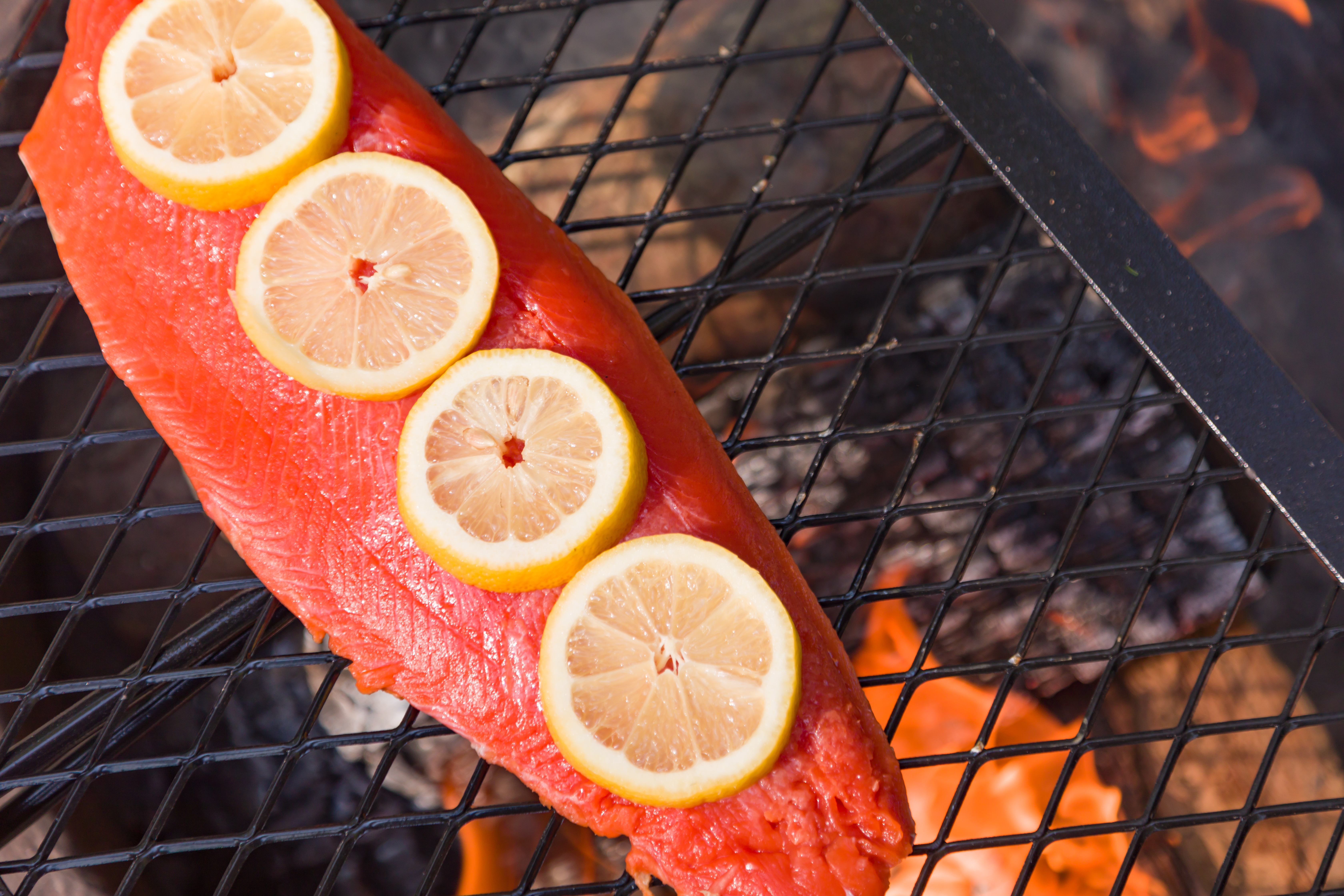 salmon grilling with lemon