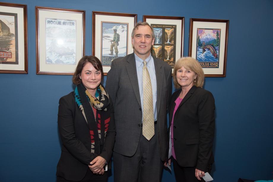 Senator Jeff Merkley stands with Estuary Partnership staff